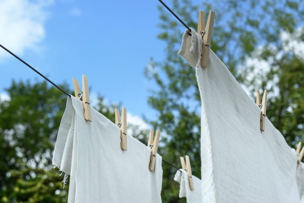 Namaczanie ubrań skuteczniejsze od prania w pralce?