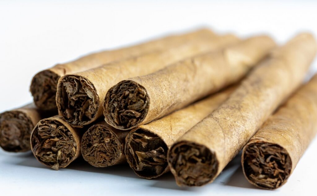 Zatrzymanie samochodu z nielegalnym tytoniem o wartości prawie 800 tysięcy złotych w Jedwabnie