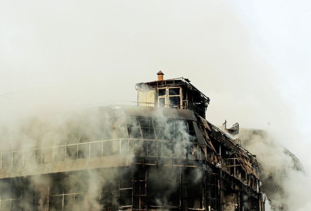 Pożar w bloku wielorodzinnym w Szczytnie – 72-letni mężczyzna nie przeżył