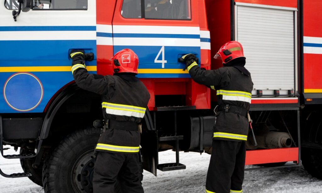 Intensywny pożar ciągnika na terenie Leśnictwa Wesoły Grunt w okolicy Lipowca
